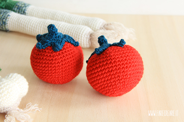 Schema per pomodori a crochet.