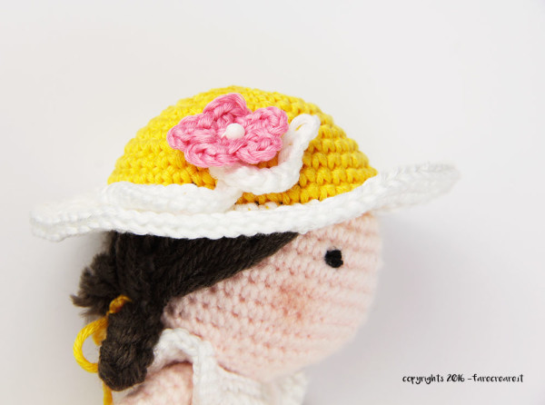 Fiore a uncinetto su cappello per bambola.