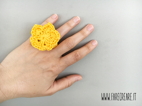 Schema uncinetto anello giallo in cotone.