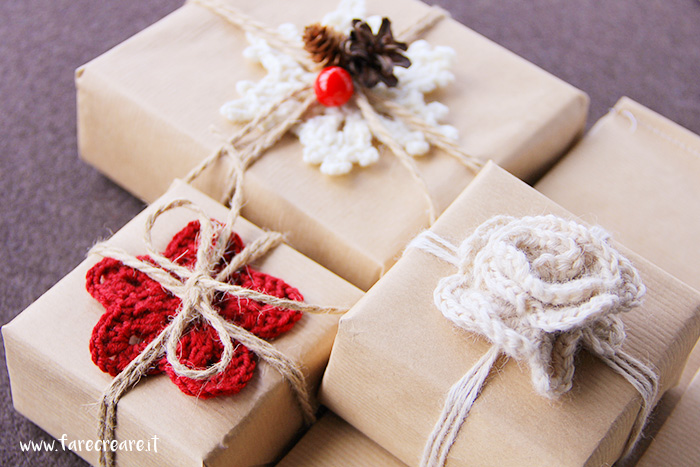 Pacchi di Natale con decori a uncientto: originalità per il wrapping.