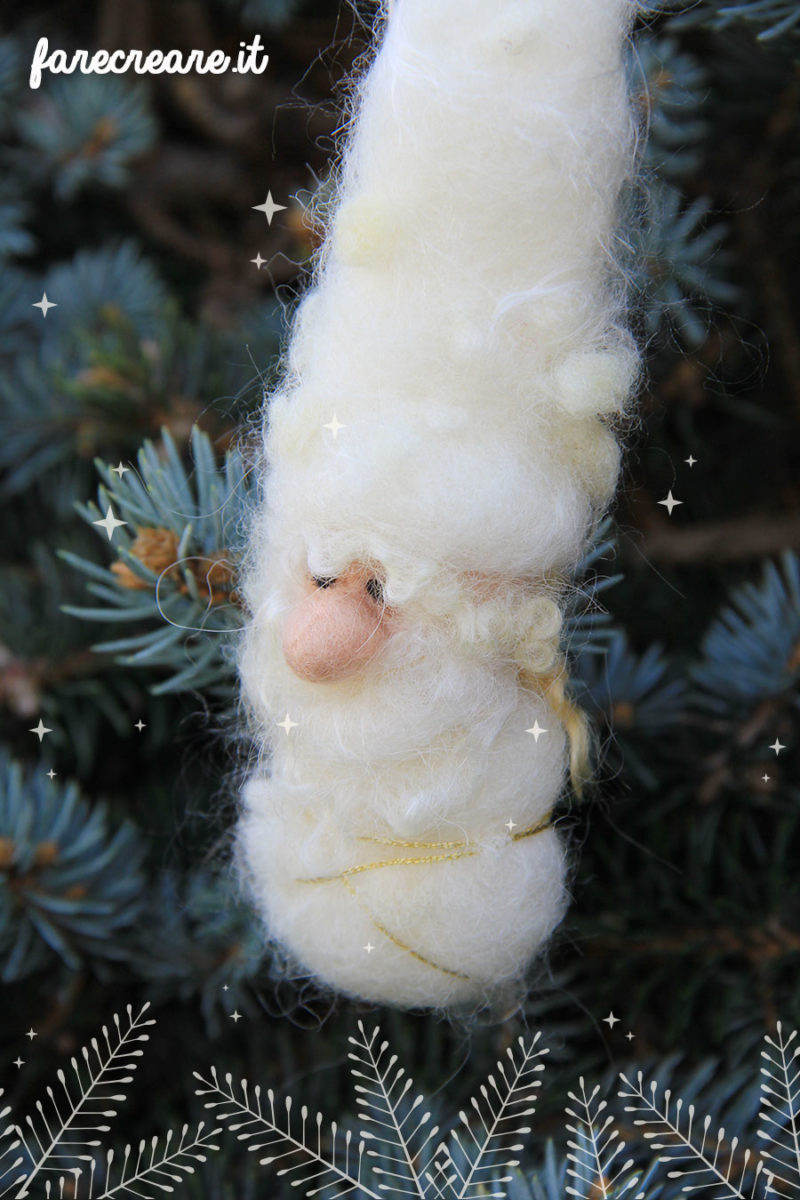 Gnomo di lana cardata bianca appeso ad albero di Natale.