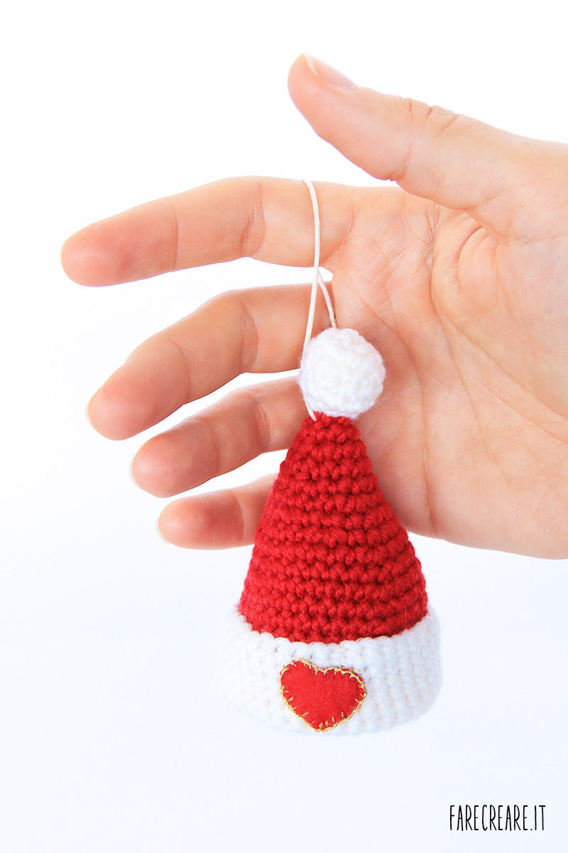 Schemi Decorazioni Natalizie All Uncinetto.Addobbi Amigurumi Cappello Di Babbo Natale A Uncinetto