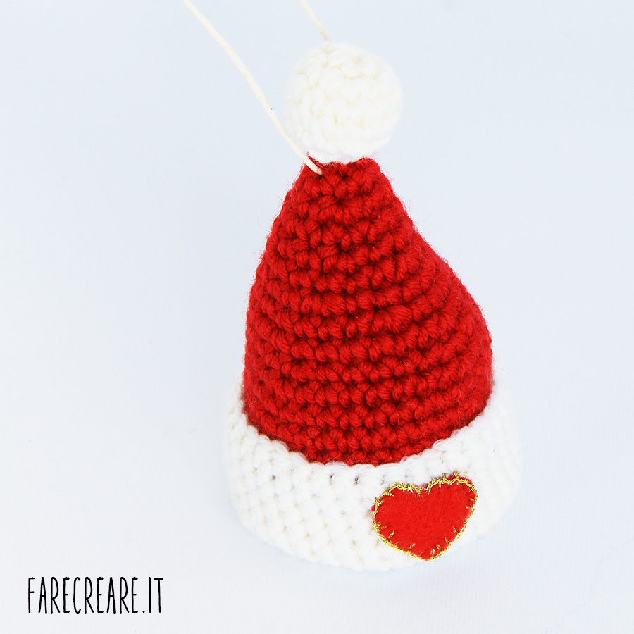 Schema Babbo Natale Uncinetto Amigurumi.Addobbi Amigurumi Cappello Di Babbo Natale A Uncinetto