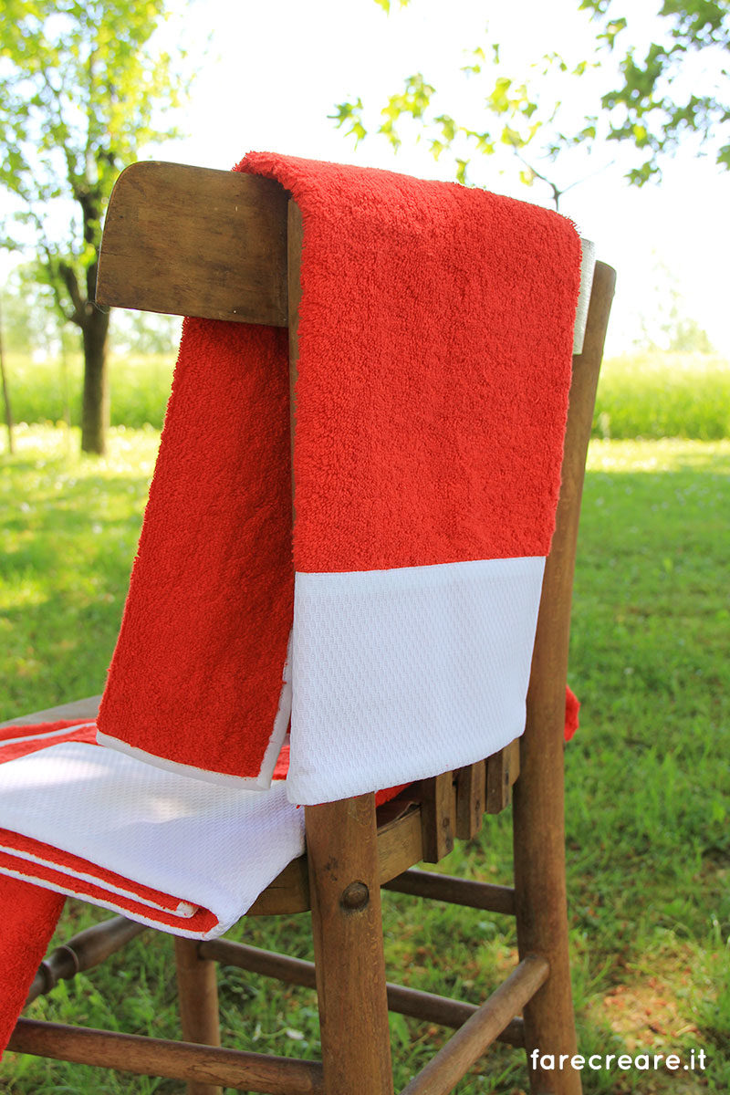 Asciugamani - colore rosso con balza di piquet cotone bianco.