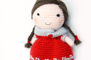 Bambola amigurumi a uncinetto con sciarpa.